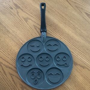 Nordic Ware Gray Smiley Face Pancake Pan